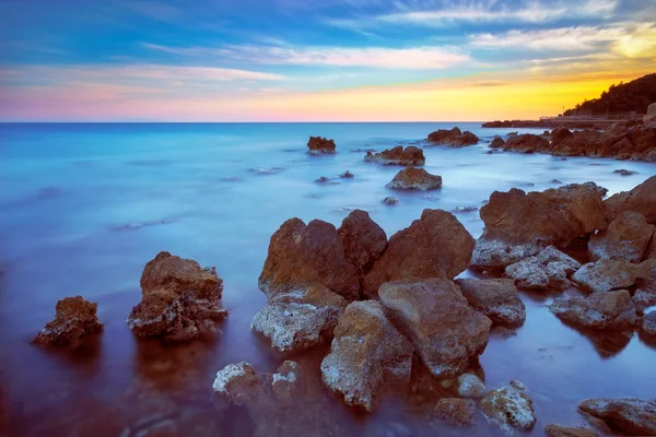 Castiglioncello rock i morza na zachód słońca. Toskania, Włochy. — Zdjęcie stockowe