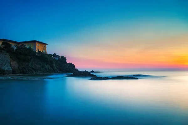 Castiglioncello gammal byggnad på klippor och havet på sunset. TuS — Stockfoto