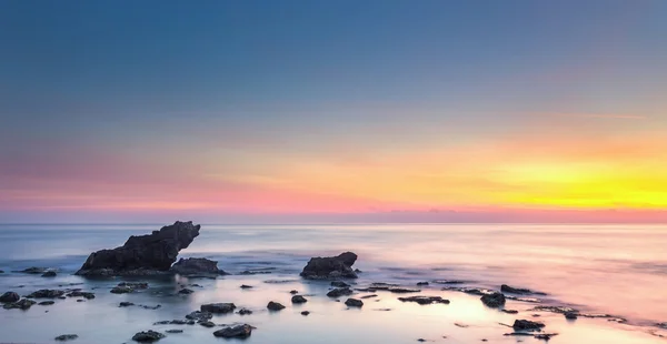 Castiglioncello rocku a moře na západ slunce. Toskánsko, Itálie. — Stock fotografie