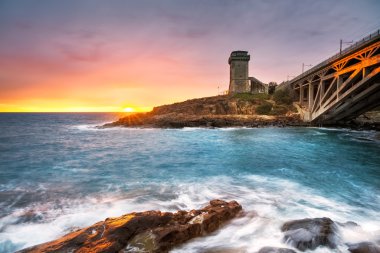 Calafuria Tower landmark, cliff Rock'da aurelia Köprüsü ve deniz o