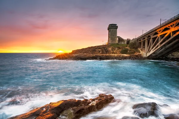 Calafuria Tower landmark op rots rots, aurelia brug en zee o — Stockfoto