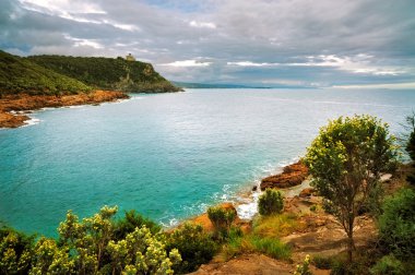 Cliff rock ve deniz günbatımı üzerinde. Livorno sahil, Tuscany riviera, bu