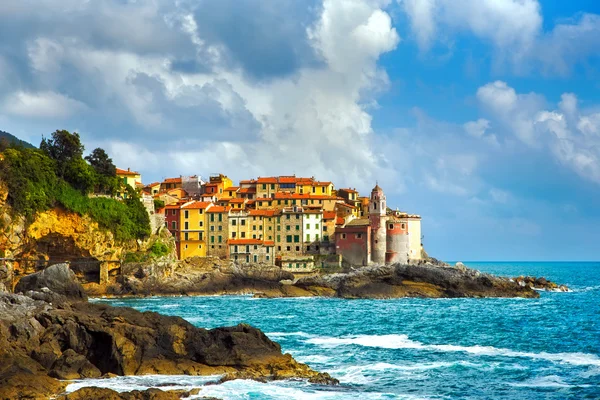 Tellaro kiviä ja kylä merellä. Cinque terre, Ligury Italia kuvapankkikuva