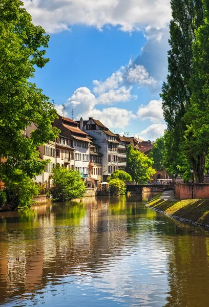 Štrasburk, vodní kanál v oblasti Petite France, stránky Unesco. ALSA — Stock fotografie