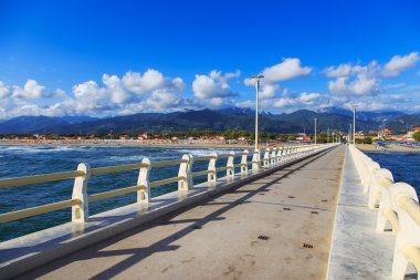 forte dei marmi versilia tus iskele, sahil ve apuane Dağları