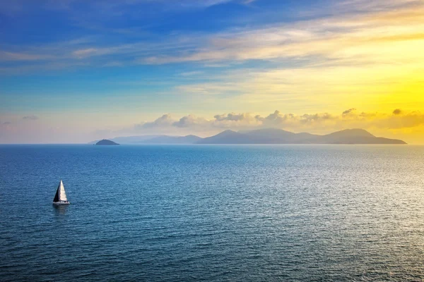 Elba island sunset view from Piombino an sail boat. Mediterranea — Stock Photo, Image