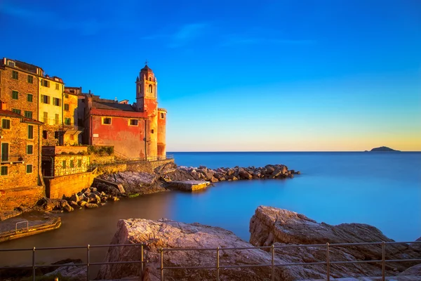 Tellaro rocas, iglesia y pueblo al atardecer. Cinque terre, Ligur —  Fotos de Stock