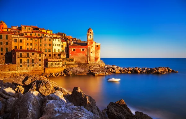 Rochas Tellaro, igreja e aldeia ao pôr do sol. Cinque terre, Ligur — Fotografia de Stock