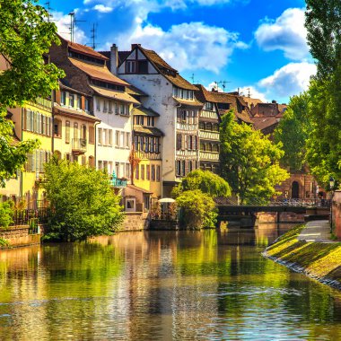 Strazburg, Petite France alanında, UNESCO tarafından su kanalı. Alsa