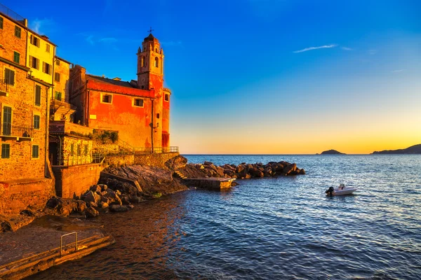 Rochas Tellaro, igreja e aldeia ao pôr do sol. Cinque terre, Ligur — Fotografia de Stock