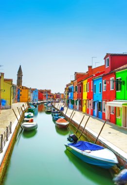 Venedik tarihi, Burano adası kanalı, renkli evler ve tekneler.,