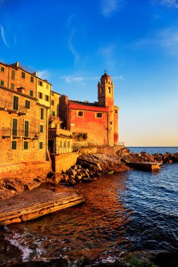 Tellaro kaya, kilise ve günbatımı köyü. Cinque terre, Ligur