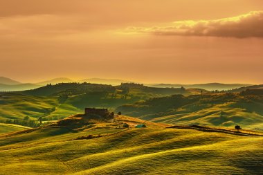 Tuscany Bahar, sunset bulvarında tepeler haddeleme. Volterra kırsal landscap