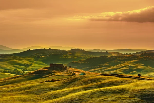 Tuscany våren, böljande kullar på sunset. Volterra landsbygdens landscap — Stockfoto