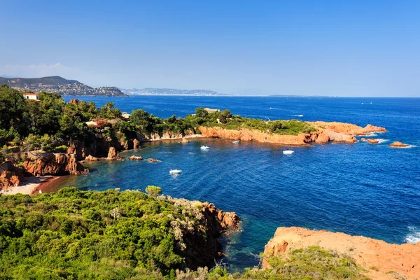 Esterel rotsen strand kust en zee. Cote azur, provence, Frankrijk. — Stockfoto