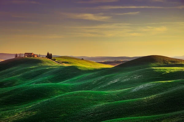 Toskana, günbatımı kırsal manzara. Tepeler, kırsal çiftlik — Stok fotoğraf