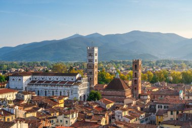 Lucca 'nın tarihi siluetinin panoramik manzarasında Duomo di San Martino ve çan kulesi yer almaktadır. Arka planda Monte Serra Dağı, Toskana, İtalya