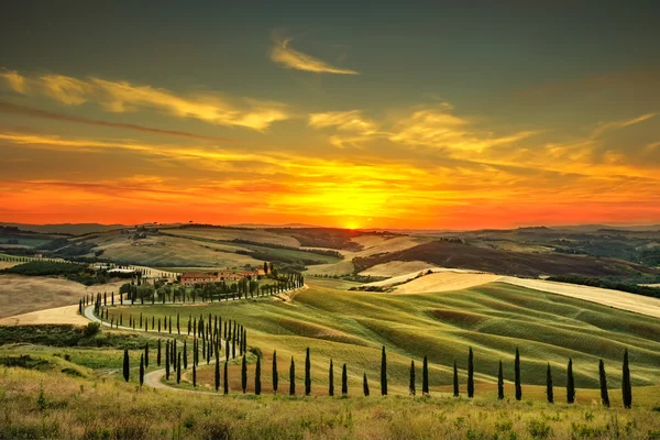 Toscana, paisaje rural al atardecer. Granja de campo — Foto de Stock