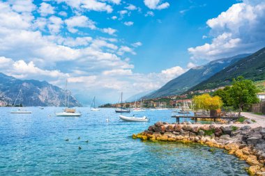 Malcesine, Val di Sogno yakınlarındaki Garda Gölü 'nün panoramik manzarası. Yelkenli tekneler mavi sularda demirli. Veneto bölgesi, İtalya