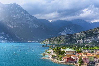 Torbole Konsolosu Garda kasabası ve Alp Dağları 'nın havadan görünüşü. İtalya 'nın Trentino bölgesindeki Garda Gölü üzerinde rüzgar sörfü ve yelkencilik için popüler turizm beldesi