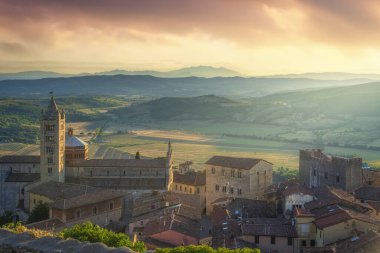 Ortaçağ Sahip Marittima köyünün panoramik günbatımı manzarası. San Cerbone Katedrali, Maremma, Toskana bölgesi ve arka planda tepeler, İtalya
