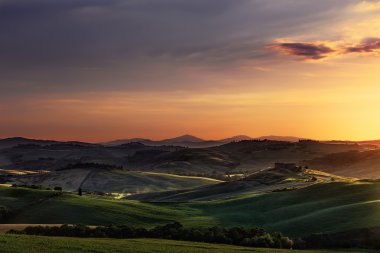 Tuscany Bahar, sunset bulvarında tepeler haddeleme. Volterra kırsal landscap