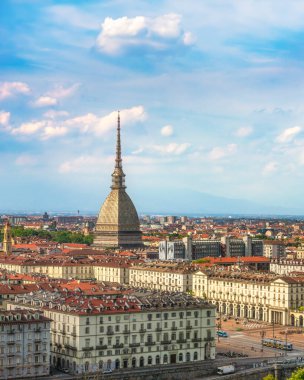 Torino (Torino) şehrinin panoramik manzarası ve ikonik simgesi, Mole Antonelliana ve Piazza Vittorio Veneto, Monte dei Cappuccini 'den görüldü. Piedmont, İtalya