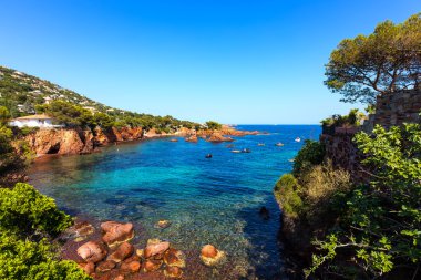 Esterel deniz ve plaj sahil kayalar. Cote azur, provence, Fransa.
