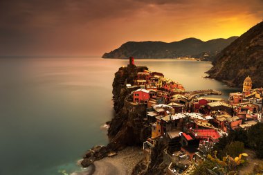 Vernazza Köyü, kırmızı günbatımı üzerinde havadan görünümü. Cinque Terre, Ligur