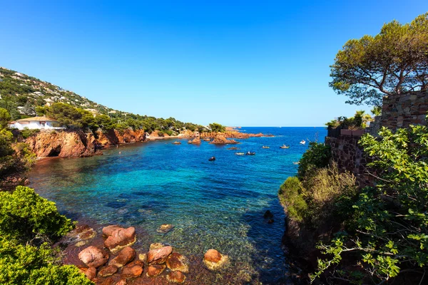 Esterel rotsen strand kust en zee. Cote azur, provence, Frankrijk. — Stockfoto