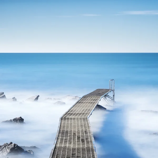 桟橋や朝の青い海の桟橋。長時間露光 — ストック写真