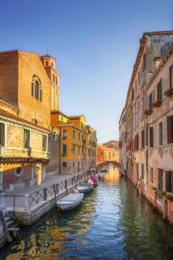 Fondamenta del Piovan o Erizzo, Castello bölgesindeki Venedik kanalının dikey görüntüsü. Geleneksel binalar, küçük tekneleri ve tuğladan köprüsü olan su kenarına dizilir. Venedik, İtalya