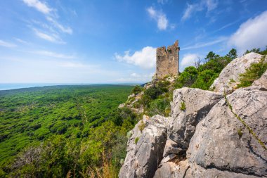 Parco della Maremma, Uccellina Park, Marina di Alberese, Grosseto, Toskana, İtalya 'ya bakan yıkık dökük Castelmarino gözlem kulesinin kayalık bir uçurumundan panoramik manzara