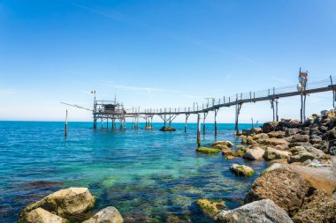 Geleneksel ahşap bir trabocco manzarası, Adriyatik Denizi üzerinde San Vito Chietino, Abruzzo bölgesi, İtalya