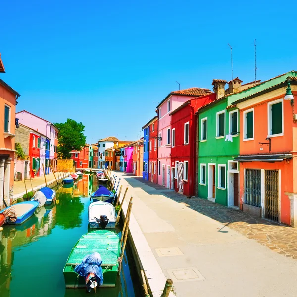 Venecia punto de referencia, Burano canal de la isla, casas de colores y barcos, — Foto de Stock