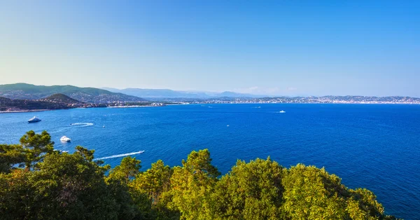 Pohled na Cannes La Napoule zálivu. Francouzská Riviéra, Azure pobřeží, Provenc — Stock fotografie