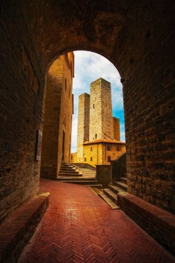 Bir tünel, towers Merkezi Erbe squar de San Gimignano günbatımı