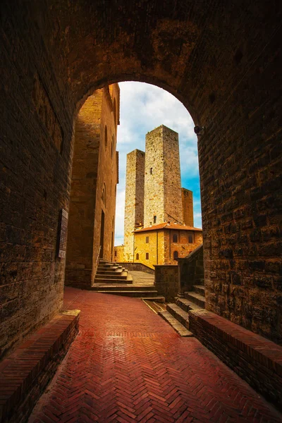 San Gimignano západ slunce z tunelu, věže v centru Erbe squar — Stock fotografie