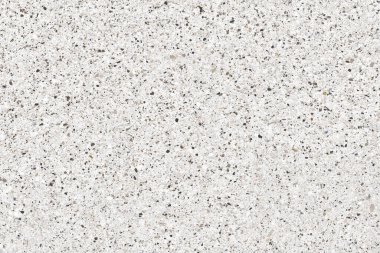 Yüksek çözünürlüklü dikişsiz kuvars arkaplan dokusu ince bir küme yüzeyi. Beyaz veya soluk gri bir tabanda küçük çakıl taşları ve kaya parçalarından oluşan bir desen oluşturur.