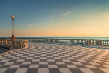 Livorno sahilindeki Terrazza Mascagni 'nin siyah ve beyaz kaldırımları, Tuscany. Gün batımında yakalanan teras, Ligurian Tırmık Denizi 'ne bakıyor.