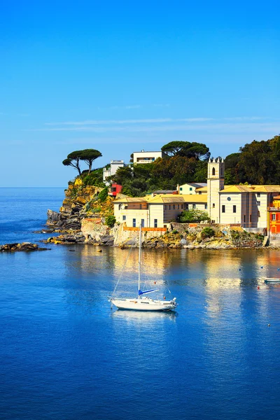 Sestri levante, Stille Bucht Seehafen und Bäume auf den Felsen. l — Stockfoto