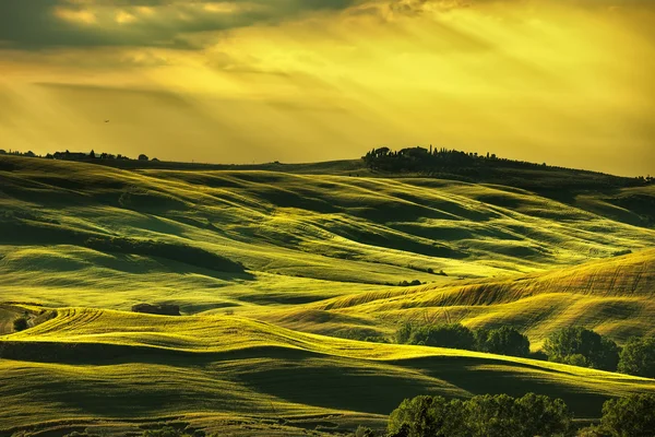 Tuscany våren, böljande kullar på sunset. Landsbygdens landskap. — Stockfoto