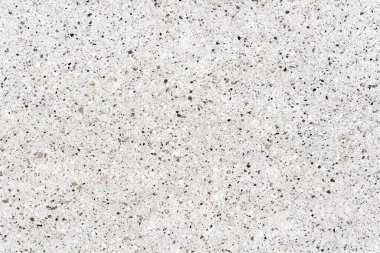 Beyaz bir terrazzo yüzeyinin yüksek çözünürlüklü görüntüsü. Küçük gri ve kahverengi çakıl taşlarıyla modern taş dokusu mimari tasarım ve lüks arka planlar için idealdir.