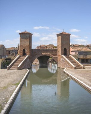 Tarihi Trepponti köprüsünün manzarası ve kanala yansıması. Po Delta Parkı, Ferrara, İtalya 'da Comacchio' nun ikonik tuğla mimarisi ve simgesi