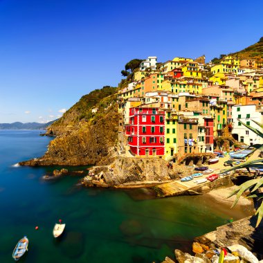 Riomaggiore Köyü, kaya ve gün batımında denize. Cinque terre, ligu