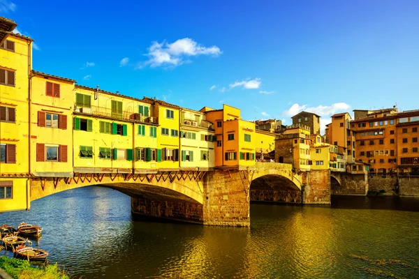 Ponte Vecchio hito en la puesta del sol, puente viejo, río Arno en Flor —  Fotos de Stock