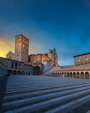 Günbatımında Inferiore Meydanı ve Assisi Aziz Francis Bazilikası manzarası. Unesco Dünya Mirası bölgesi ve İtalya 'nın Umbria kentindeki hac yeri