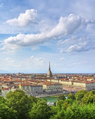 Torino, Torin 'in panoramik görüntüsü, Monte dei Cappuccini' den Mole Antonelliana sunar. Şehir Po Nehri ve Alpler, Piedmont, İtalya 'yı kapsar.