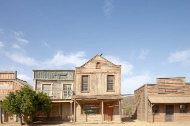 TABERNAS DESERT, ALMERIA ANDALUSIA / SPAIN - 18 Eylül 2011: Oasys Mini Hollywood tema parkındaki batı tarzı ahşap binalar. Tarihi film setinin konumu.
