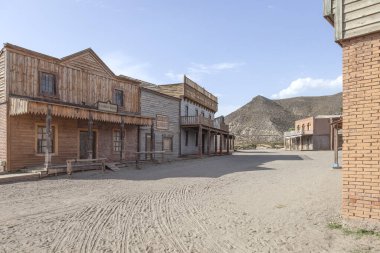TABERNAS DESERT, ALMERIA ANDALUSIA / SPAIN - 18 Eylül 2011: Tabernas Çölü film setindeki tarihi batı tarzı ahşap binaların görüntüsü. Oasys MiniHollywood 'da otantik film konumu